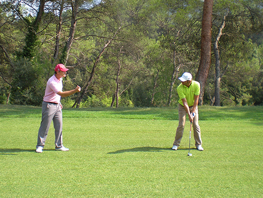 Les débutants découvrent le golf sur le parcours découvrir le parcours lorsqu'on débute le golf